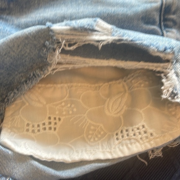 American Eagle - distressed high rise shortie - deep pockets with embroidery- 2 - Picture 3 of 7
